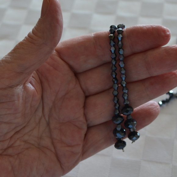 45" Long Black/Grey Alaskan Faceted Crystal Beaded Lariat - Picture 3 of 7